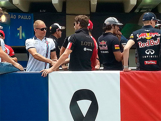 FOTOS: Pilotos desfilam por Interlagos homenageando as vítimas da França