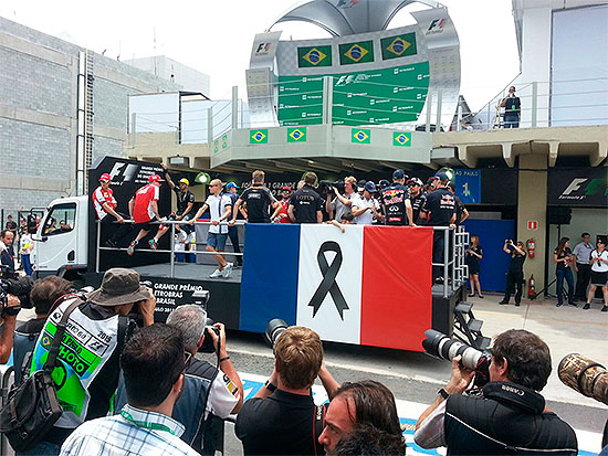 FOTOS: Pilotos desfilam por Interlagos homenageando as vítimas da França