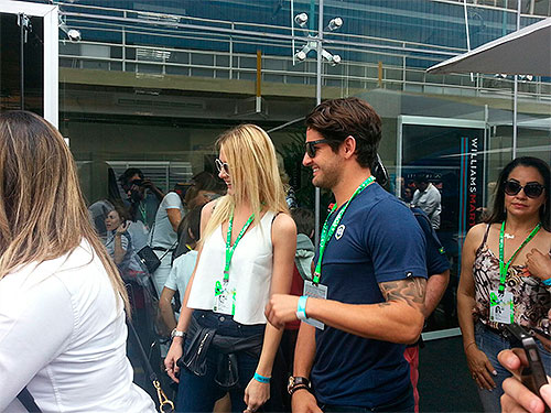 FOTO: Jogador de futebol Pato visita os boxes do GP do Brasil