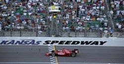 Dan Wheldon vence com facilidade no Kansas