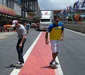 Jorge Neto arrisca algumas manobras no skate