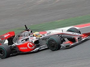 Lewis Hamilton acertou a barreira de pneus no período da tarde