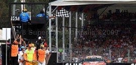Jamie Whincup domina prova de abertura
