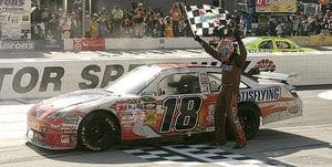 Kyle Busch destrói rivais em Bristol