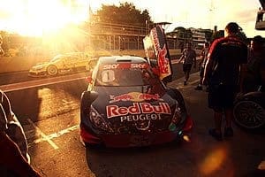 32 horas após incêndio, carro de Cacá volta à pista