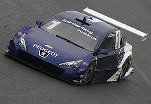 Pizzonia larga na quarta fila na abertura do campeonato