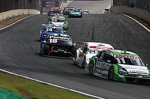 Pilotos perdem capôs em Interlagos