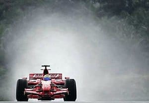 Sepang é continuamente atingida pela chuva