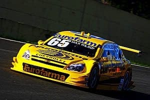 Equipes treinam para troca de pneus obrigatória