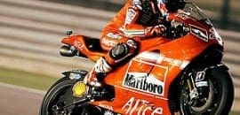 Stoner conquista pole e vai atrás da sua terceira vitória