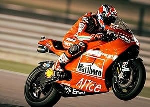 Stoner conquista pole e vai atrás da sua terceira vitória