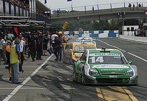 Burti faz corrida de recuperação e garante ponto