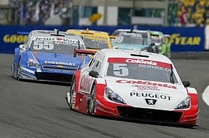 Barra de direção arruina corrida de Bernoldi