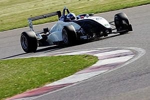 Gabriel Dias estréia com segundo lugar em Oulton Park