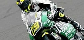 Andrea Iannone se beneficia da chuva com pole