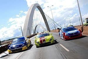 Máquinas desfilam pelas avenidas de Brasília