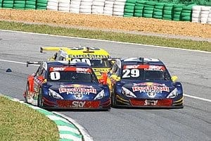Red Bull abandona prova com ambos os carros