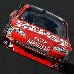 Tony Stewart foi de último a primeiro numa corrida impressionante