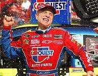 Mark Martin, poupa combustível, e conquista terceira vitória no ano