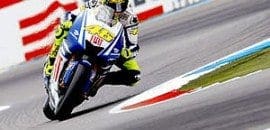 Rossi ofusca rivais e conquista pole em Assen