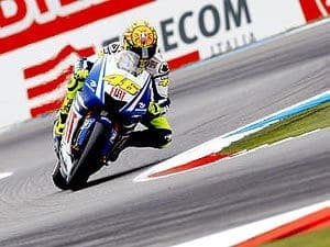 Rossi ofusca rivais e conquista pole em Assen