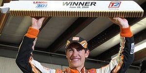 Joey Logano, de 19 anos, vence pela primeira vez na Sprint Cup