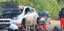 (SS3) Giandomenico Basso cai para quarto devido ao pneu furado