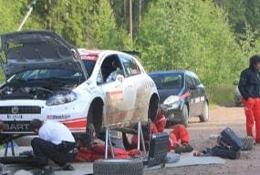 (SS3) Giandomenico Basso cai para quarto devido ao pneu furado