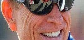 Mark Martin, com a melhor estratégia, começou decisão da Nascar na frente