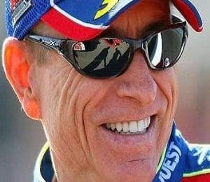 Mark Martin, com a melhor estratégia, começou decisão da Nascar na frente