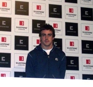 O piloto e “bartender” Alonso torce por Barrichello