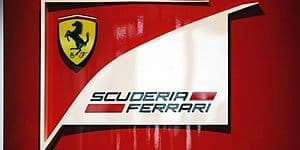 Ferrari apresenta logotipo que será usado em 2011