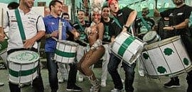 Antes de acelerarem no Sambódromo, pilotos sambam ao som da bateria