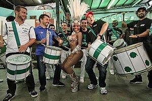 Antes de acelerarem no Sambódromo, pilotos sambam ao som da bateria