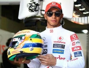 Lewis Hamilton carrega as cores do Brasil em seu capacete