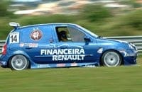 Chove torrencialmente e carros da Clio não se alinham