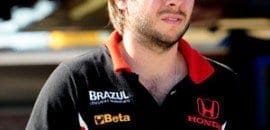 Ricardo Maurício na frente da Copa Petrobras em Londrina