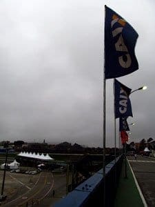 Interlagos amanhece sob garoa