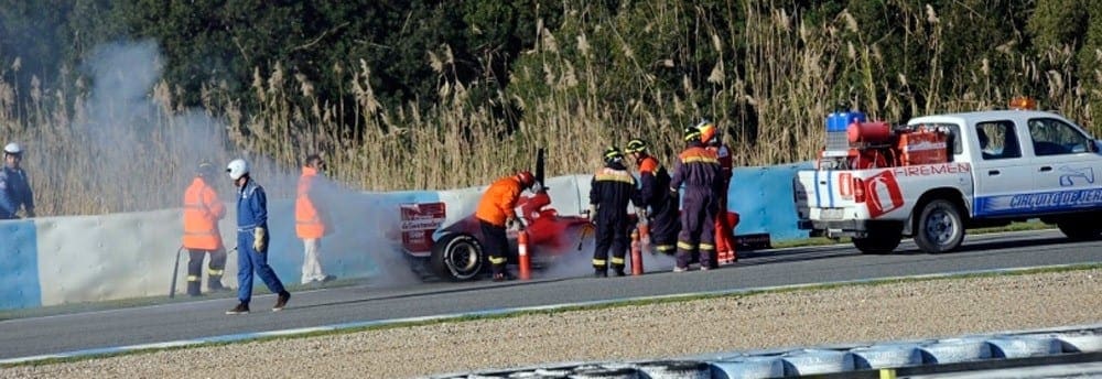 Carro da Ferrari pega fogo em segunda volta de Pedro de la Rosa