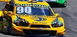 Com roda do carro solta, Ricardo Maurício faz o pódio em terceiro lugar