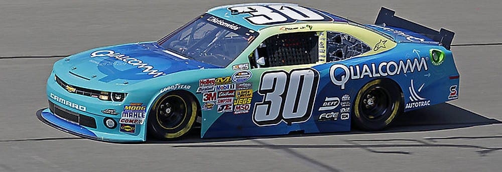 Nelsinho Piquet briga pelo top 10 Fontana, mas carro perde rendimento no fim