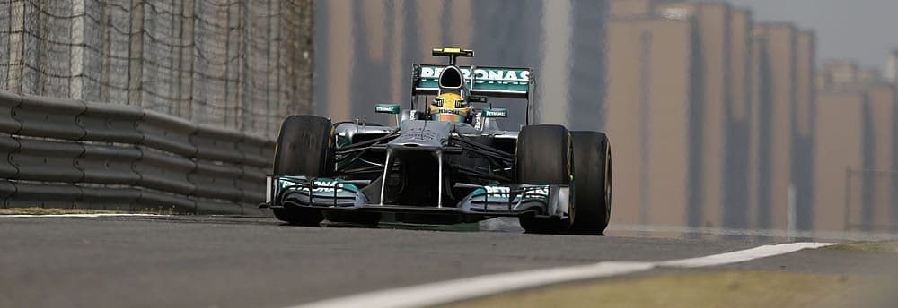 Na China, Lewis Hamilton crava sua primeira pole pela Mercedes