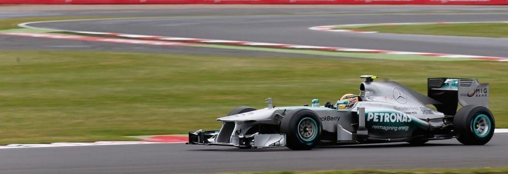 Em casa, Hamilton voa e garante pole position em Silverstone