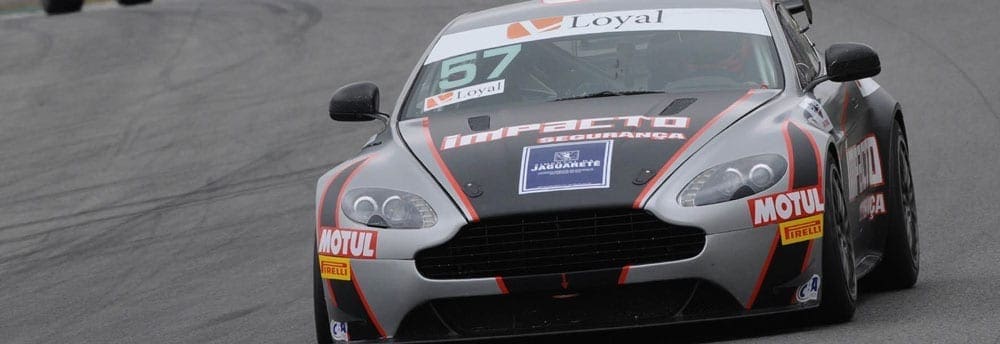 Alan Hellmeister e Sérgio Lagan vencem as duas corridas da GT4 em Interlagos