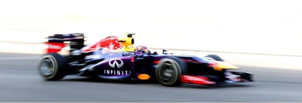 Webber voa no final do treino e conquista pole position em Abu Dhabi