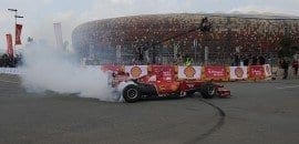 Gené pilota Ferrari nas ruas da África do Sul