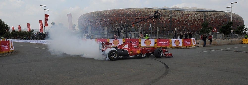 Gené pilota Ferrari nas ruas da África do Sul