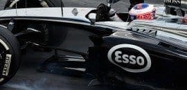 Na Malásia, McLaren carrega a marca Esso no seu carro