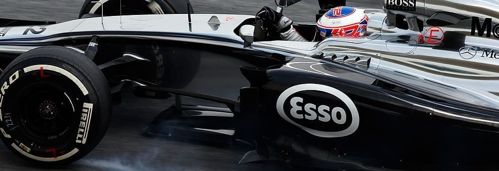Na Malásia, McLaren carrega a marca Esso no seu carro