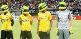 <b>Vídeo: Jogadores do Corinthians entram em campo com o capacete do Senna</b>